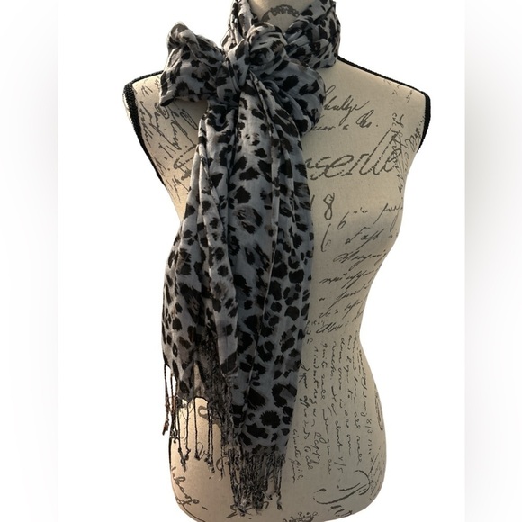 Scarf, animal print, gray, black, muted purple. Very long with fringe. Viscose - Picture 2 of 4